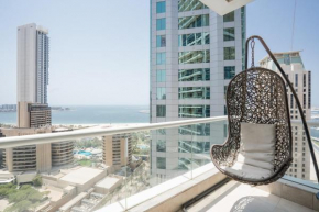 HiGuests - Exceptional Apt with Furnished Terrace By the Sea